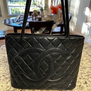 chanel caviar quilted medallion tote black